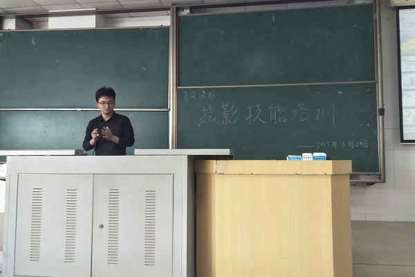罗锦章进行课程讲解