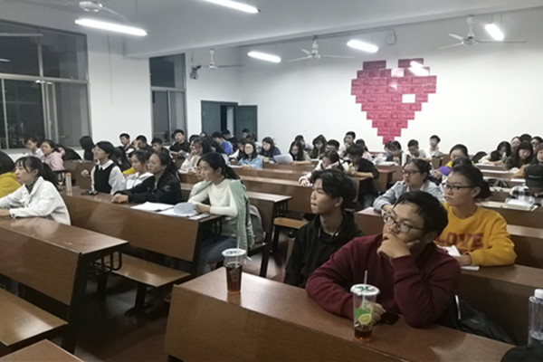 同学认真听讲