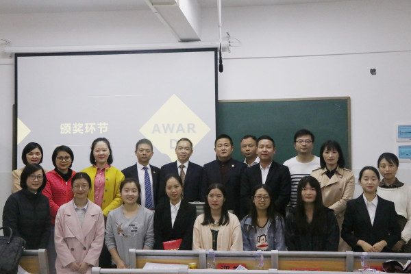 嘉宾、评委及参赛队伍合影留念