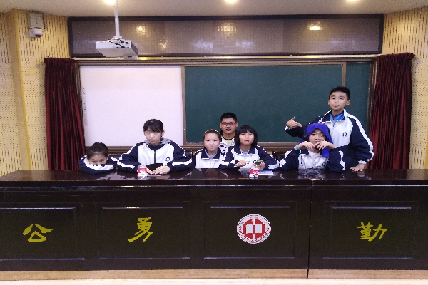 同学们集体合影留念