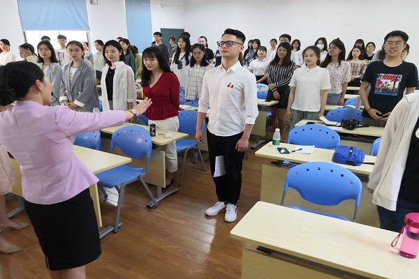 艾琳讲解正确的站姿