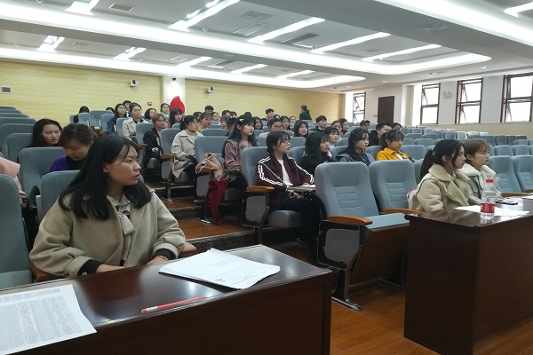 同学们在为面试会做准备